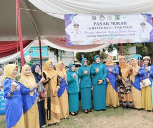 penasehat GOW Kota Metro Eni Bambang dan Nadia Irene Rafieq foto bersama dengan pengurus GOW Kota Metro